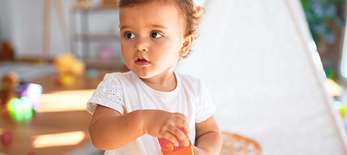 FB-feeed-16-v1 Raquel, com menos de 01 ano, mostra os benefícios de se desenvolver em um ambiente adequado