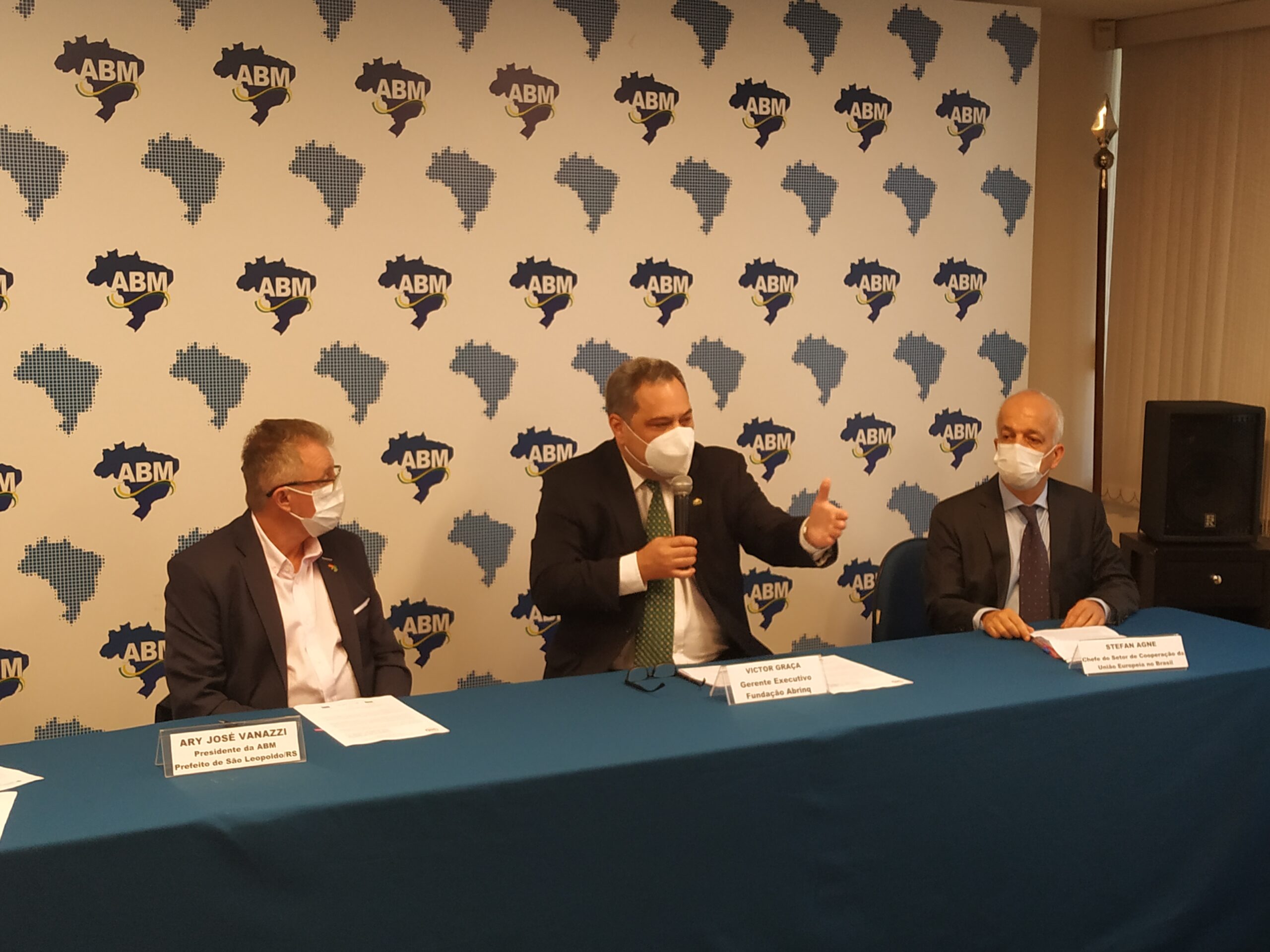 Victor aprensentando Rede Estratégia ODS e Associação Brasileira de Municípios assinam acordo de cooperação para realização de ações conjuntas