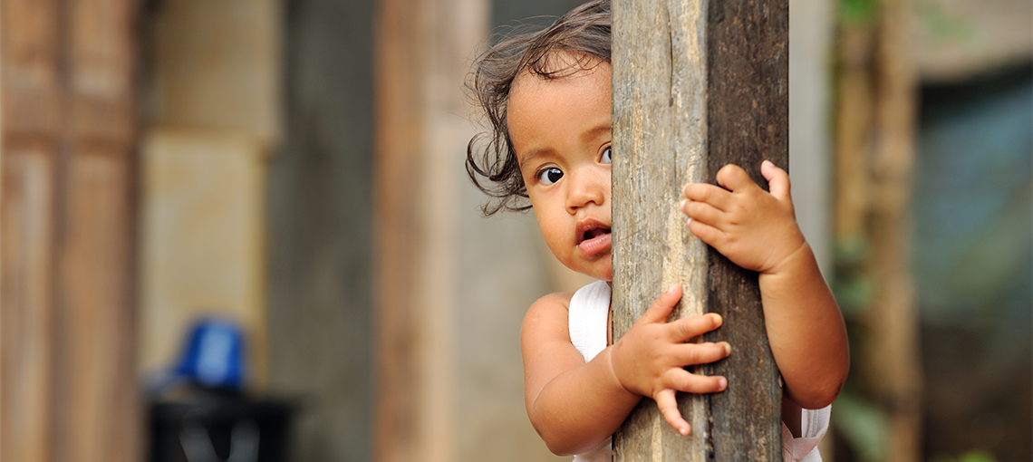 Foto-notícia Fundação Abrinq ajuda Kimberly, de 3 anos, a se desenvolver