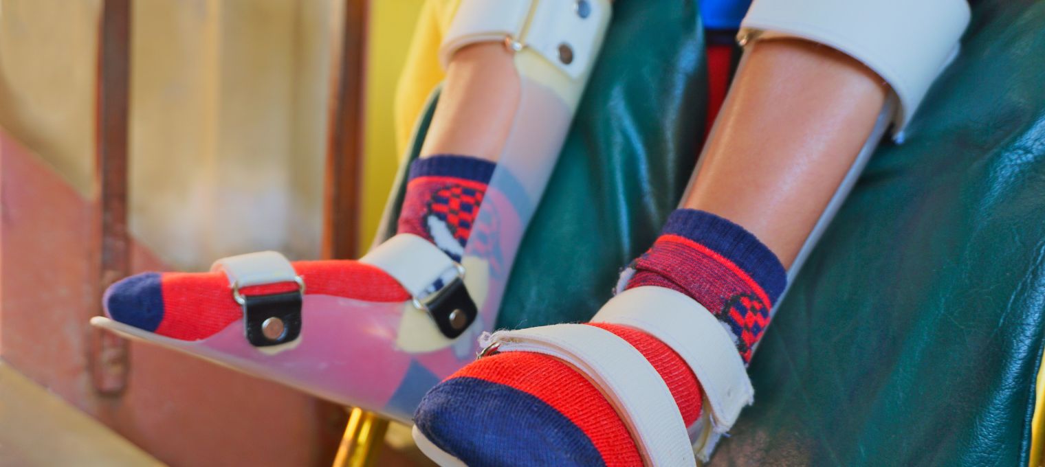 Banner Veja como a Fundação Abrinq facilitou o desenvolvimento do Enzo, uma criança com deficiência